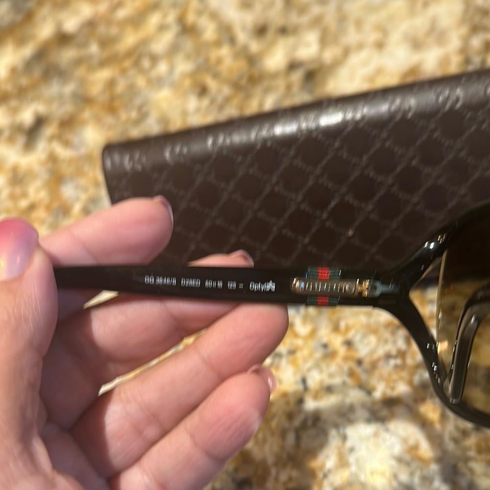 Gucci Black and Brown Sunglasses with Classic Aviator Style - Picture 3 of 10
